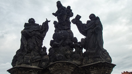 Heilige Statuen an der Karlsbrücke in Prag