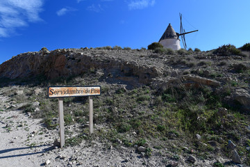 antike Windmühle (Servidumbre de paso) im Naturpark Cabo de Gata, Spanien
