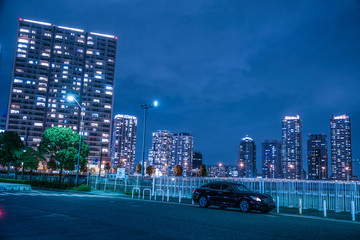横浜・みなとみらいの夜景と高級車