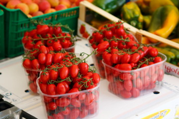 Datteltomaten , Tomaten und anderes Gemüse und Obst auf eine Markt am Comer See, Italien