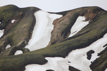 irreal aussehnder Berg mit Schnee in Landmannalaugar, Island