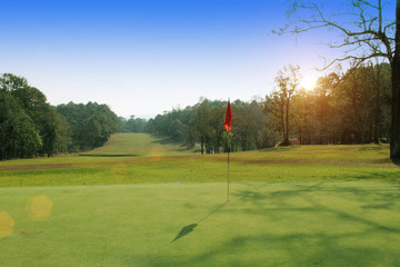 Obraz premium The evening golf course has sunlight shining down at golf course in Thailand