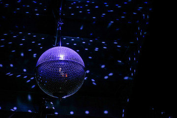 紫色のミラーボール