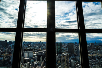 Fototapeta na wymiar 東京タワー展望台の窓越しに見える東京の街並み