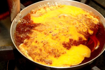 かつ丼作ってます。