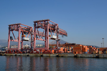 Gru nel terminal container