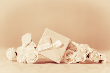 Weißes Geschenk zur hochzeit mit Rosen als Deko auf Tisch