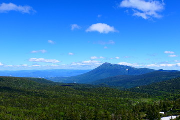 十和田八幡平国立公園。初夏の八幡平山頂より岩手山を望む。岩手　日本。６月下旬。