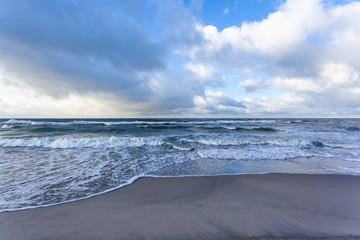 Obraz premium beautiful seascape under cloudy sky