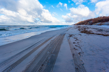 Obraz premium tire tracks on the sand of a beach
