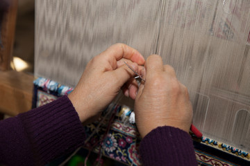 İpek halı dokuyan eller