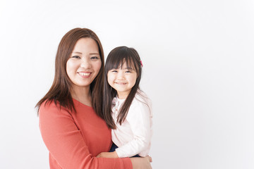 妊娠した女性とお腹に耳をあてる子ども