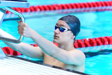 A young athlete is holding a starting platform.