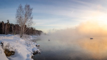 панорама рассвета на Рефтинском водохранилище зимой, Россия Урал, февраль