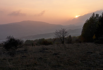 Blick vom Bauersberg zum Kreuzberg, dem heiligen Berg der Franken, Biosphärenreservat Rhön, Unterfranken, Franken, Bayern, Deutschland.