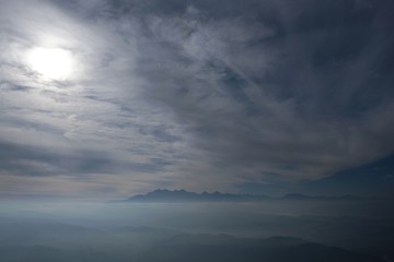 Polska, Pieniny - widok na zamglone Tatry z Trzech Koron