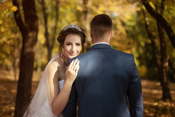 Fototapeta premium portrait of the bride on the shoulder of the groom. view from the back