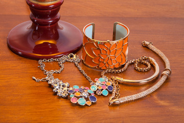 Les bijoux de madame au pied d'une lampe de chevet