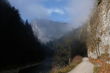 Polska, Pieniny - Przełom Dunajca w magicznej mgle © Iwona