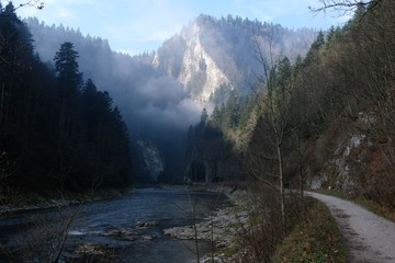 Polska, Pieniny - Przełom Dunajca w magicznej mgle © Iwona