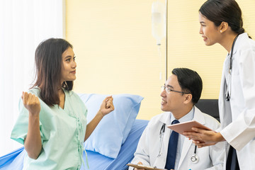 Doctor explain treatment to patient