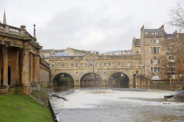 Obraz premium The river Avon in Bath UK and the Pulteney bridge built 1774