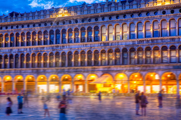 Naklejka premium Piazza San Marco wieczorem i zamazani ludzie