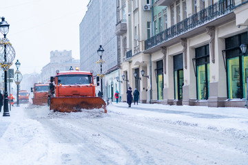 Naklejka premium snow remove machine with crew in the streets b