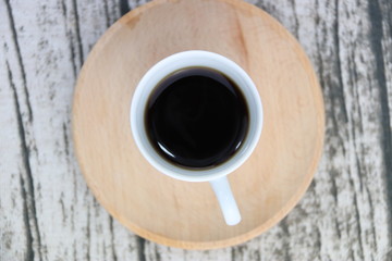 Tasse à café sur une assiette en bois