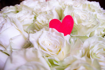 Obraz na płótnie Canvas Roses flower bouquet with red heart