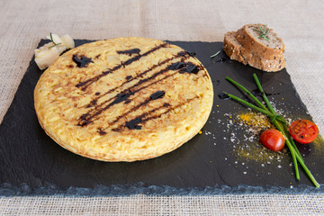 plato con tortilla española y ensalada