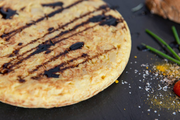 plato con tortilla española y ensalada