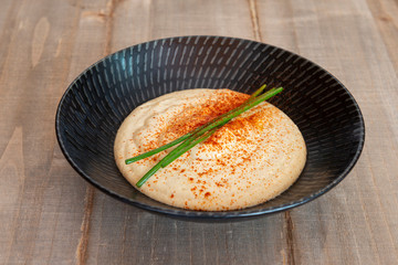 Plato de crema de garbanzos, hummus