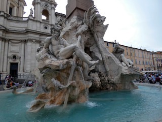 Fuente de los Cuatro Ríos, se encuentra en la Piazza Navona de Roma.