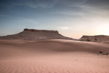 Fototapeta na wymiar Sunrise in the desert, Sahara of Tunisia, beautiful sandy dunes