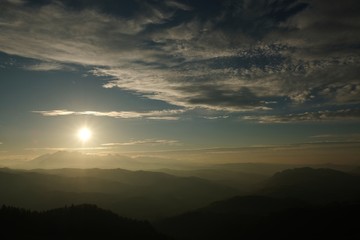 Pieniny, Polska - widoki ze szczytu Wysoka, panorama z Tatrami o zachodzie słońca