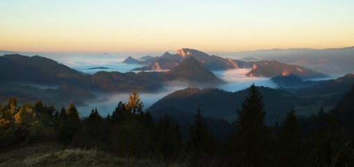 Polska, Pieniny - widoki z Wysokiego Wierchu o wschodzie słońca, widok na Trzy Korony