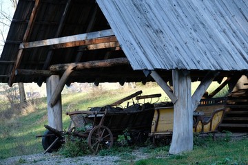 Polska, Pieniny - miejscowość Jaworki, zagroda z wozem i saniami © Iwona