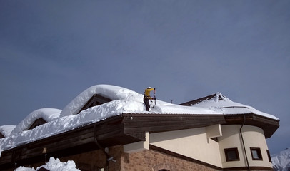 Worker removes snow from the roof at Rosa Khutor 01/24/2019 © jockermax3d