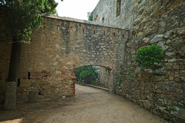 Fototapeta na wymiar Tarragona Passeig arqueologic (Archaeological Promenade) under Roman era walls