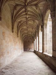 Fototapeta na wymiar Vista de techo y arcos en un pasillo del Monasterio de Pontevedra, verano de 2018