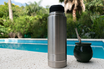 Cebando mate al lado de una pileta © Federico