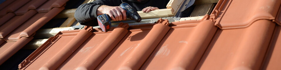 Handwerker Panorama auf dem Hausdach Apartment. Dachdecker Facharbeiter Bau Handwerker baut...