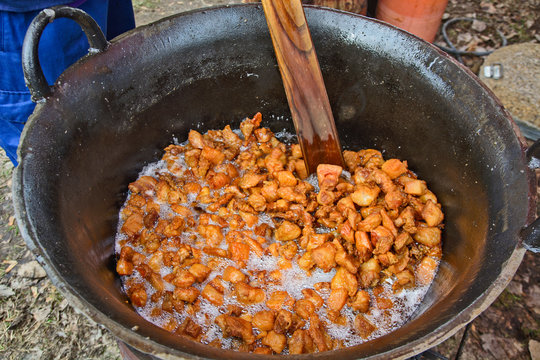 Making lard and cracklings