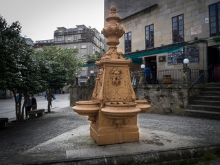 Fuentes de hierro que forman parte de la imagen de Pontevedra desde finales del siglo XIX, y se instalaron con motivo de la primera traída de agua a la ciudad como símbolo de moder