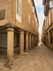 Calles con pilares típicos en el casco antiguo de Pontevedra, verano de 2018
