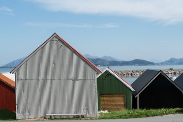 Fototapeta na wymiar Fischerhütten in Alnes auf der Insel Godøya bei Ålesund
