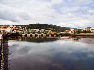 Fototapeta na wymiar Ponte do Burgo sobre el río Lérez, en Pontevedra, verano de 2018