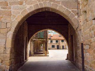Fototapeta na wymiar Ricón antiguo con arcos en Pontevedra, verano de 2018