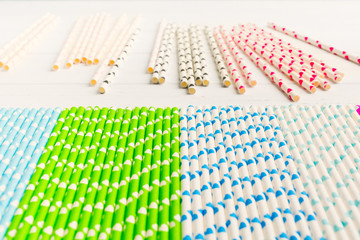 Obraz premium Many colorful paper straws on white wooden table